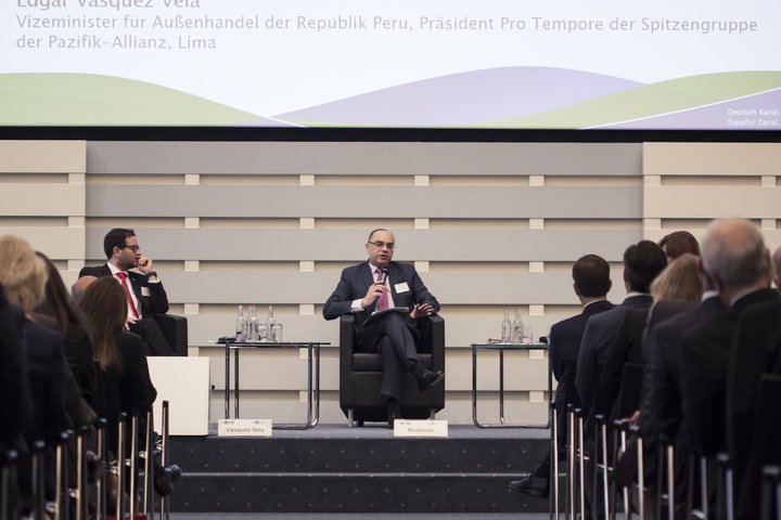 Edgar Vásquez Vela, Vizeminister für Außenhandel der Republik Peru und Präsident Pro Tempore der Spitzengruppe der Pazifik-Allianz aus Lima, Melvin Redondo, Generalsekretär der SIECA aus Guatemala-Stadt